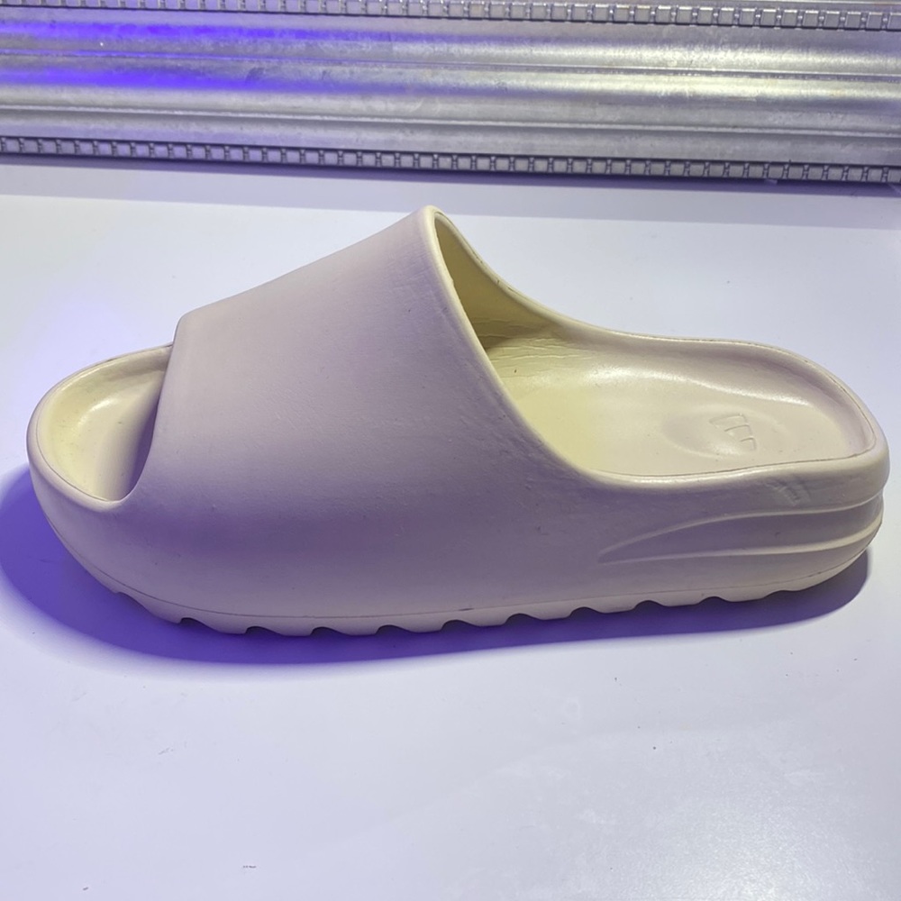 (SOLD 🚨) Adidas Yeezy Slide Bone (2019)